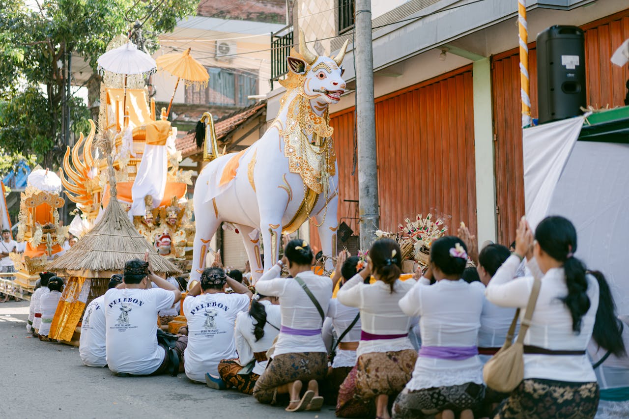 gallery-01 traditional-balinese-ceremony-with-offerings-32585330